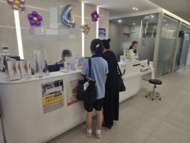 지난달 21일 오후 3시쯤 시은 양이 어머니 송희 씨와 함께 정형외과를 찾았다. 시은 양은 7살 무렵부터 어머니를 돌보기 시작했다. 병원에 함께 가는 날이면, 시은 양은 어머니가 진료실에 들어간 짧은 순간을 제외하곤 내내 곁을 지켰다. 임재환 기자