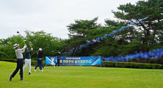 제26회 경남일보배 남녀 아마추어 챔피언십 동시 티-오프 장면. 박성민기자