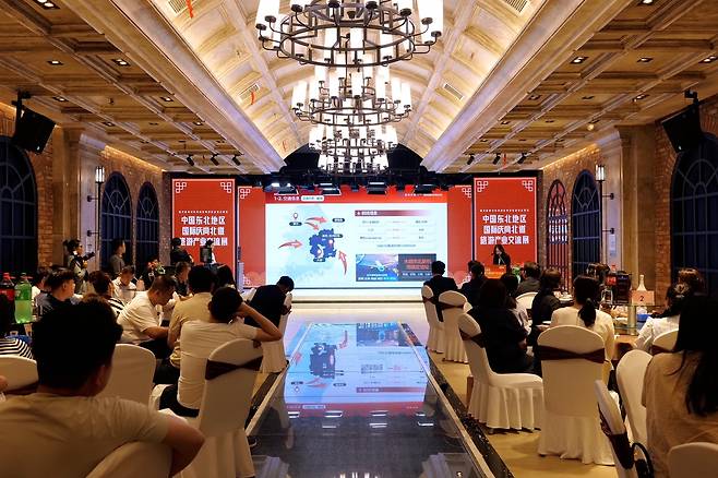 경북도가 지난 9일 연길 카이로스 호텔에서 현지 여행사 관계자 100여 명 등을 대상으로 경북 관광 홍보설명회를 진행하고 있다/경북도 제공