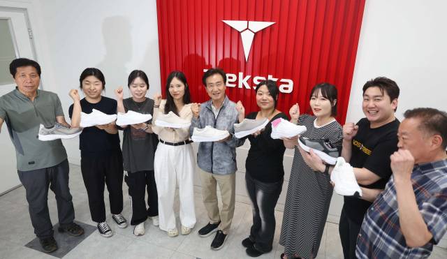 트렉스타 권동칠(가운데) 회장이 지난달 28일 부산 강서구 트렉스타 본사에서 직원들과 화이팅을 외치고 있다. 이재찬 기자 chan@