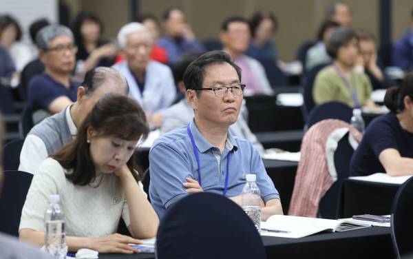 2025 경북문화포럼 '천년의 숨결, 경주 남산을 담다'가 13일 오후 경주시 The-K호텔 경주에서 열린 가운데 참석자들이 기조강연을 경청하고 있다. 정훈진 기자 jhj131@kyongbuk.com