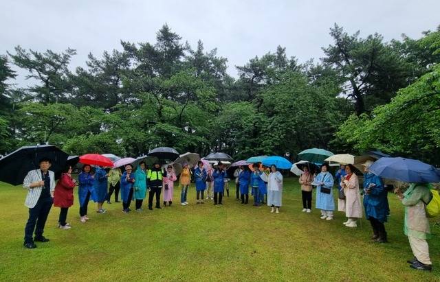삼국유사기행단이 14일 대릉원 미추왕릉을 방문해 스토리텔링하고 있다. 전인섭 문화해설사 제공