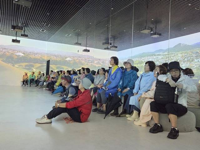 삼국유사기행단이 14일 금관총과 이어진 고분정보센터에서 고분의 조성경위를 설명하는 영상물을 감상하고 있다.