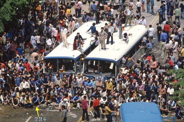 1980년 5월21일 사진. 왼쪽 맨 앞줄 삼선 흰줄이 있는 파란색 동신고 츄리닝 입고 있는 소년이 경창수씨다. (강연 자료를 재촬영한 사진으로, 사진 원본은 중앙일보 기자가 촬영한 것이라고 밝혔다.)