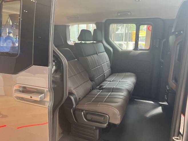 2,995mm의 휠베이스. 2열에 앉으면 비즈니스 클래스 부럽지 않은 여유공간을 자랑한다. 사진=이상진