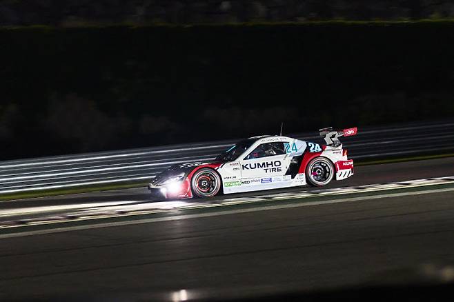 금호 SLM의 이창욱이 나이트레이스로 펼쳐진 토요타 가주 레이싱 6000 클래스 3라운드 결승에서 질주를 하고 있다. 사진=슈퍼레이스