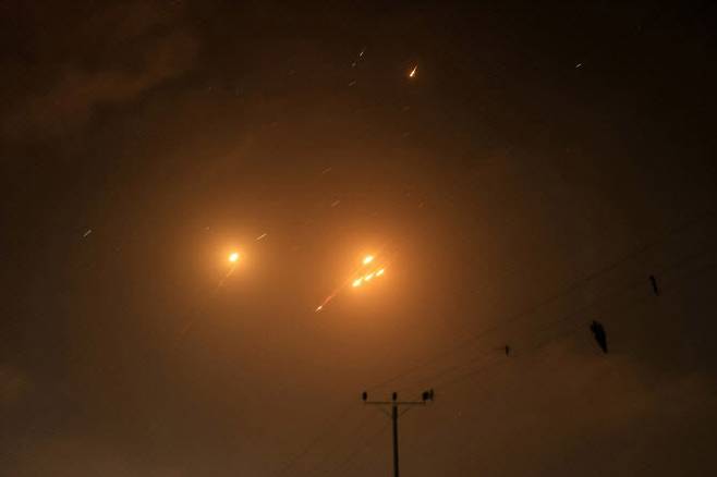 이란에서 이스라엘로 발사된 미사일의 잔해가 6월 중순에 요르단강 남쪽 가자 지구 상공에서 요격된 후 밤하늘에 흔적을 남기고 있다. (사진=AFP)