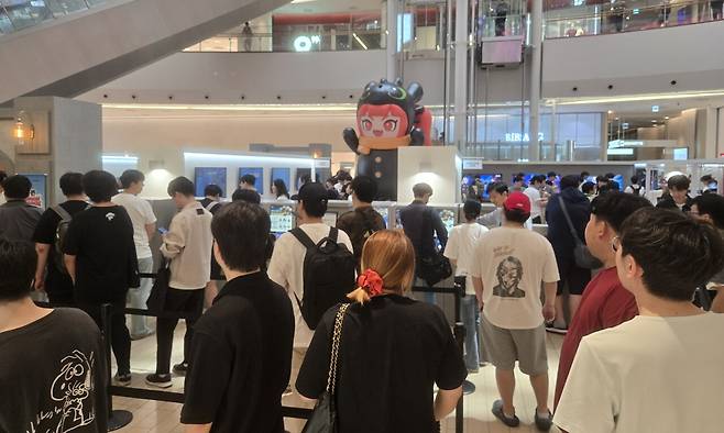 - 행사장에 도착하자마자 '드래곤 메이지'가 시선을 강탈했다