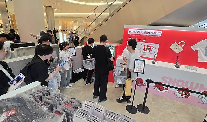 - 최근 팝업 스토어에서 빠지지 않는 티셔츠 제작 부스