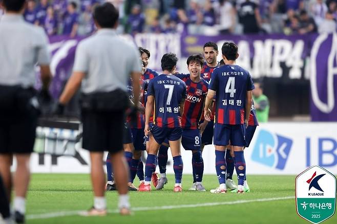 14일 수원종합운동장에서 펼쳐진 FC안양전에서 노경호(8번)가 선제골을 넣자 기뻐하는 수원FC 선수들