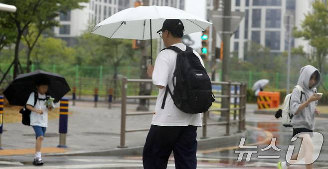 전북 완주군 한 초등학교 앞 횡단보도에서 우산을 쓴 시민들이 발걸음을 재촉하고 있다. 2025.6.13/뉴스1 ⓒ News1 유경석 기자