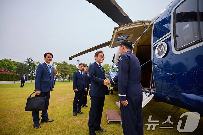 이재명 대통령이 지난 13일 용산 대통령실 청사에서 전용 헬기에 탑승하며 승무원과 인사를 나누고 있다. (이재명 대통령 SNS. 재판매 및 DB 금지) 2025.6.14/뉴스1 ⓒ News1 박지혜 기자