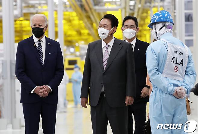 윤석열 전 대통령과 조 바이든 전 미국 대통령이 지난 2022년 5월 경기 평택 삼성전자 반도체 공장에서 이재용 삼성전자 부회장의 안내를 받으며 생산시설을 둘러보고 있다. (대통령실사진기자단) 2022.5.20/뉴스1 ⓒ News1 오대일 기자