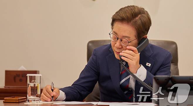 이재명 대통령이 지난 11일 서울 용산구 대통령실 청사 집무실에서 페트르 피알라 체코 총리와 전화 통화를 하고 있다. (대통령실 제공. 재판매 및 DB 금지)ⓒ News1 박지혜 기자