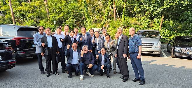 정청래 더불어민주당 의원은 14일 페이스북에 "이재명 소년공이 다녔던 오리엔트 시계 공장 친구들을 결혼식장 밖에서 만났다"고 전했다. /정청래 의원 페이스북 사진