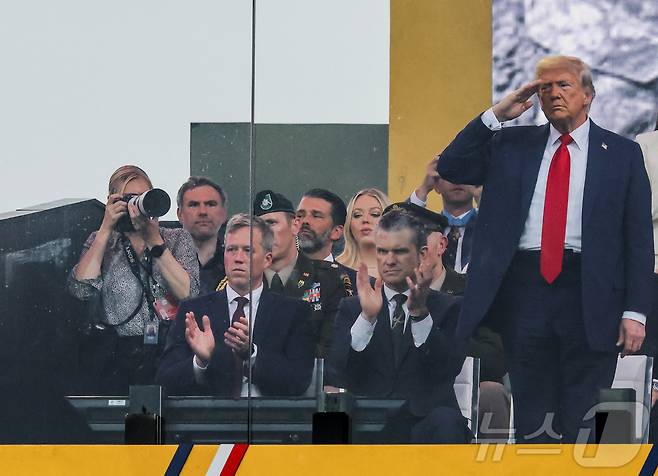 도널드 트럼프 미국 대통령이 자신의 79번째 생일 당일인 14일(현지시간) 미국 워싱턴 DC에서 열린 미 육군 250주년 열병식에서 거수 경례를 하고 있다. 2025.06.14 ⓒ 로이터=뉴스1 ⓒ News1 류정민 특파원