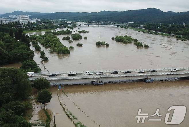 본격적인 대구 폭염을 앞두고 소방 당국이 여름철 자연재난에 대비한 선제 대응체계를 가동한다. 사진은 지난해 집중호우 내린 금호강 무태교 일대.  (사진은 기사 내용과 무관함) 024.7.10/뉴스1 ⓒ News1 공정식 기자