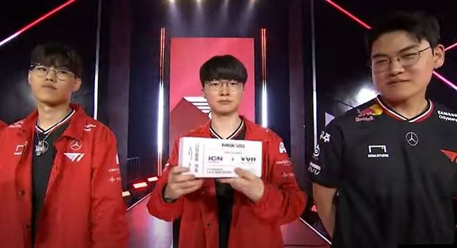 '페이커' 이상혁이 15일 부산 사직실내체육관에서 한화생명을 상대로 승리를 거둔 뒤 MSI행 티켓을 들어 보이고 있다.(LCK 유튜브 갈무리)2025.6.15/뉴스1