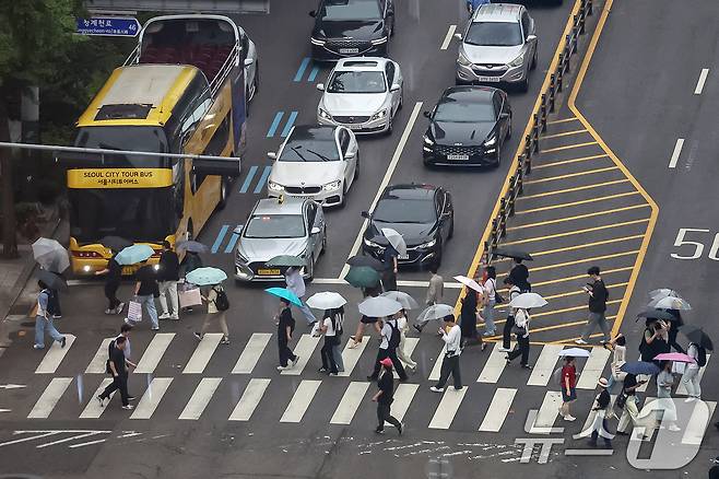 13일 오후 서울 중구 남대문로 일대에서 우산을 쓴 시민들이 퇴근길 발걸음을 재촉하고 있다. 2025.6.13/뉴스1 ⓒ News1 민경석 기자
