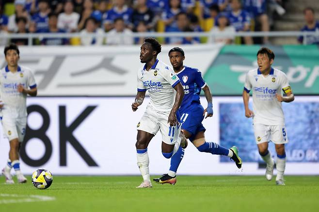 수원과 인천의 경기 모습(한국프로축구연맹 제공)