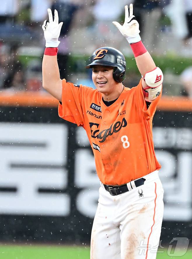 15일 대전 한화생명볼파크에서 열린 프로야구 '2025 신한 SOL 뱅크 KBO리그' 한화이글스 대 LG트윈스 경기에서 5회말 한화 노시환이 역전 2루타를 치고 세리머니를 하고 있다. 2025.6.15/뉴스1 ⓒ News1 김기남 기자