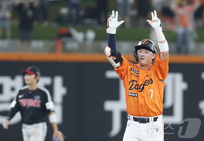 15일 대전 한화생명볼파크에서 열린 프로야구 '2025 신한 SOL 뱅크 KBO리그' 한화이글스 대 LG트윈스 경기에서 5회말 우천으로 경기 중단 후 다시 재개된 가운데 한화 이도윤이 1타점 2루타를 치고 있다. 2025.6.15/뉴스1 ⓒ News1 김기남 기자