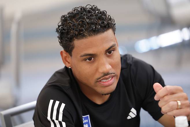 2025 국제축구연맹 클럽월드컵에 참가하는 울산HD의 브라질 골잡이 에릭이 15일(한국시간) 베이스캠프가 있는 미국 노스캐롤라이나주 샬럿에서 스포츠서울 비롯해 국내 취재진과 만나 인터뷰하고 있다. 사진 | 울산HD