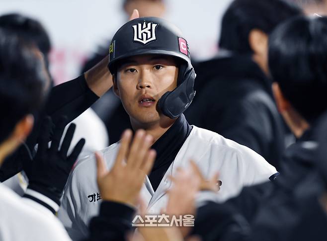 KT 배정대가 동료들과 하이파이브를 하고 있다. 수원 | 박진업 기자 upandup@sportsseoul.com