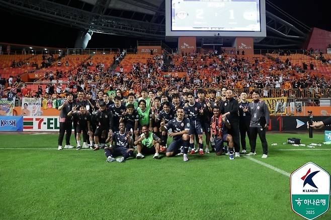 제주 선수단이 14일 대구전에서 승리한 뒤 단체 사진을 촬영하고 있다. 사진 | 한국프로축구연맹