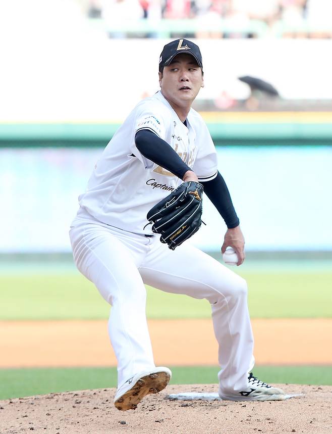 SSG 김광현이 14일 인천SSG랜더스필드에서 열린 2025 KBO리그 롯데전에 선발 등판해 역투하고 있다. 사진 | SSG 랜더스