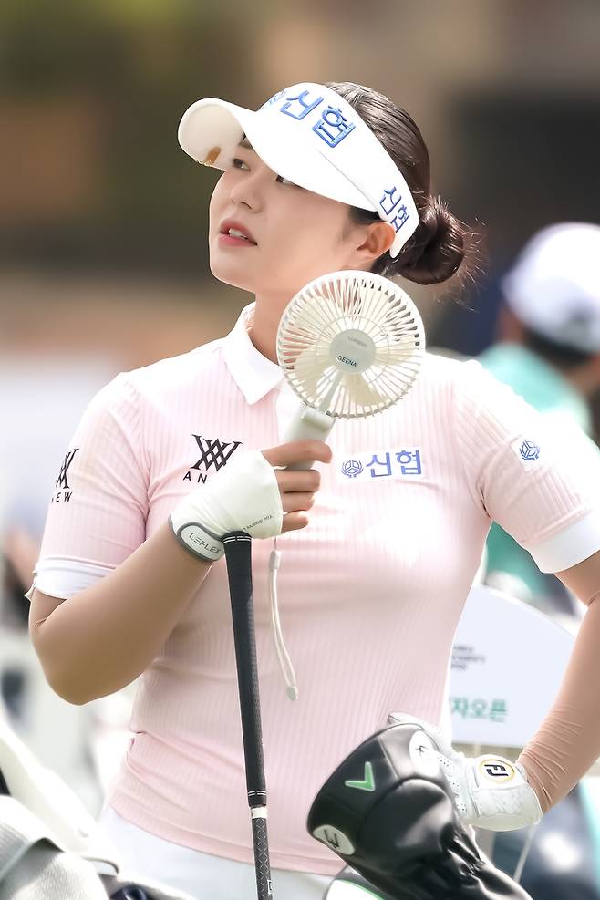 유지나가 휴대용 선풍기로 땀을 식히고 있다. 사진 | 대회 조직위