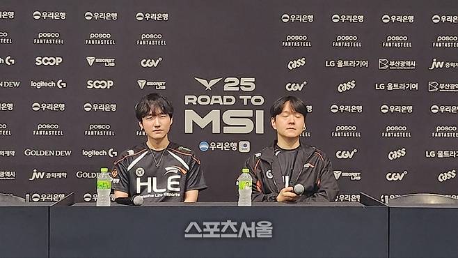 한화생명e스포츠 ‘피넛’ 한왕호(왼쪽)와 최인규 감독이 경기 후 인터뷰를 하고 있다. 사직=김민규 기자 kmg@sportsseoul.com