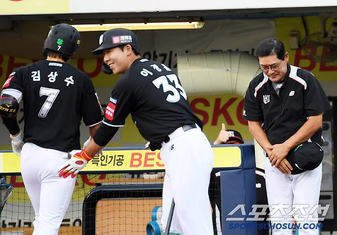14일 대구 라이온즈파크에서 열린 삼성 라이온즈와 KT 위즈의 경기. 3회초 1사 2루 KT 김상수가 투런포를 날리자 이종범 코치가 모자까지 벗고 고개를 숙이고 있다. 대구=박재만 기자 pjm@sportschosun.com