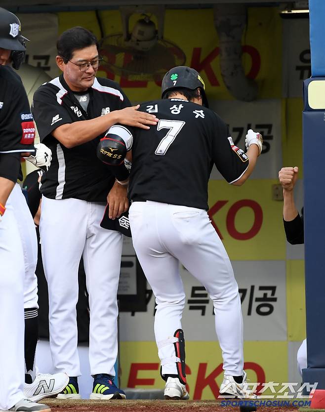 남다른 리더십으로 제자들의 기를 살리고 있는 이종범 코치.