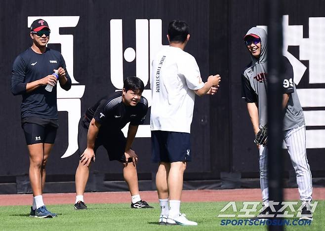 LG 선수들과 인사를 나누는 한화 채은성.