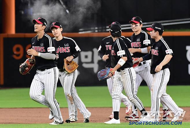 송찬의와 기뻐하는 LG 선수들.