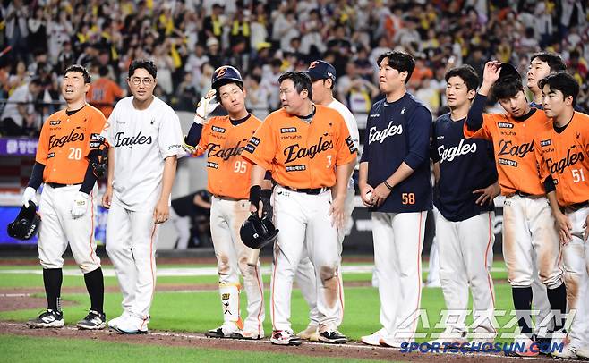 11회 연장 끝에 2대 2 무승부. 비겼지만 아쉬운 한화 선수들.