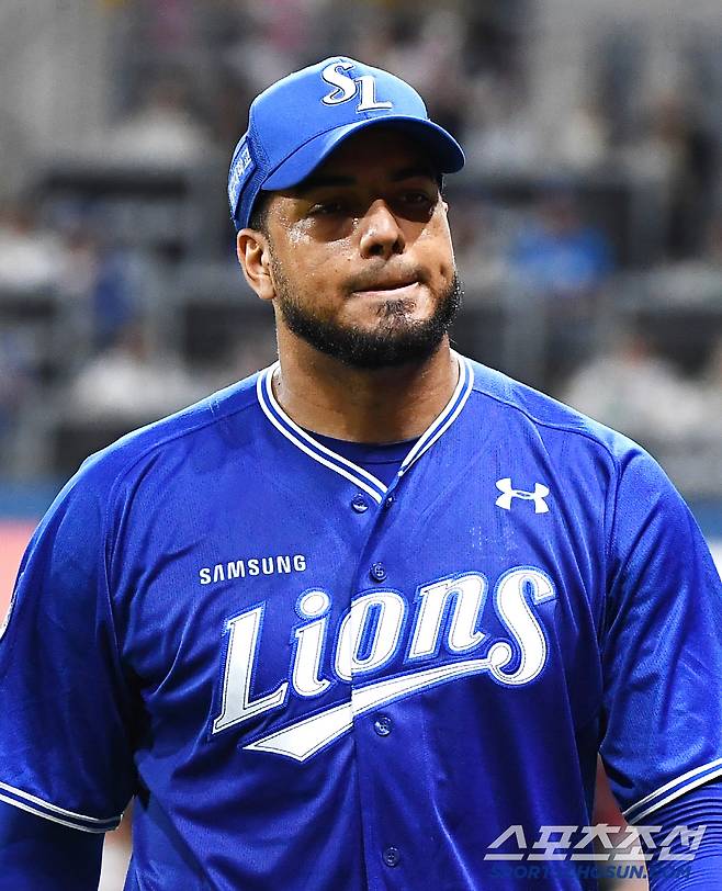 22일 서울 고척스카이돔에서 열린 삼성-키움전. 8회말 2사 1, 2루에서 마운드를 내려오는 레예스가 아쉬워하고 있다. 고척=정재근 기자 cjg@sportschosun.com/2025.5.22/