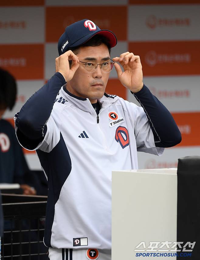 10일 대전 한화생명볼파크에서 열린 한화 이글스와 두산 베어스의 경기. 두산 조성환 감독대행이 경기를 준비하고 있다. 대전=박재만 기자 pjm@sportschosun.com/2025.06.10/