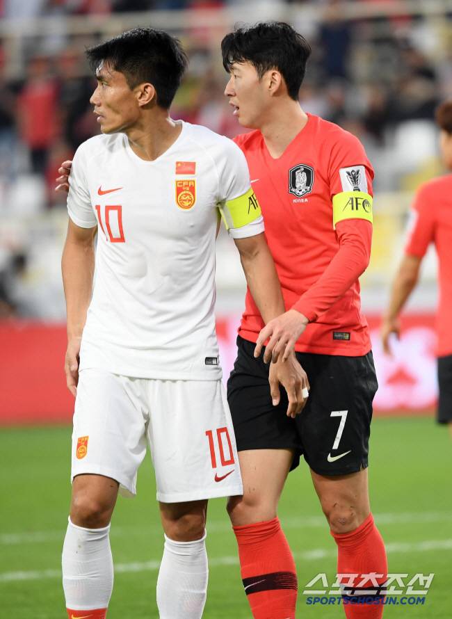 한국과 중국의 2019 AFC 아시안컵 C조 조별리그 3차전이 16일(현지시간) 아랍에미리트 아부다비 알 나얀 스타디움에서 열렸다. 손흥민이 페널티킥을 얻어낸 후 몸싸움이 있었던 정즈를 다독이고 있다. 아부다비(아랍에미리트)=허상욱 기자 wook@sportschosun.com/2019.01.16/