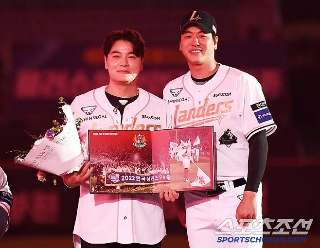 14일 인천 SSG랜더스필드에서 롯데-SSG전 종료 후 추신수의 은퇴식이 열렸다. 김광현이 기념 선물을 전달하고 있다. 인천=정재근 기자 cjg@sportschosun.com/2025.6.14/