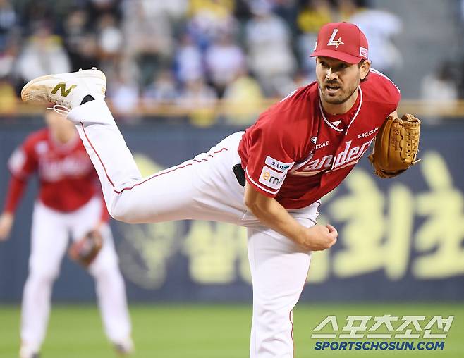 2일 서울 잠실구장에서 열린 SSG-LG전. 선발투수 앤더슨이 투구하고 있다. 잠실=정재근 기자 cjg@sportschosun.com/2025.5.2/