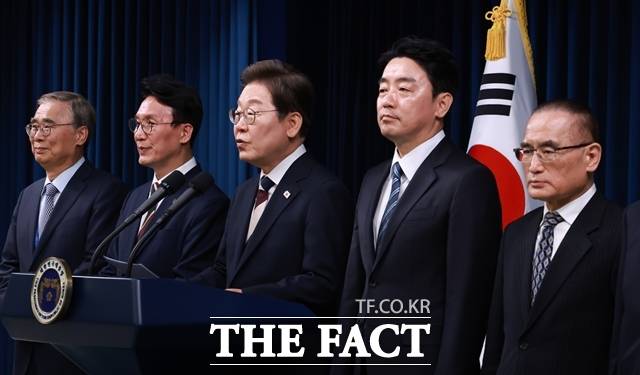 이재명 대통령은 G7 정상회의 출국을 하루 앞두고 국가안보실 1·2·3차장 인사를 단행했다. 이 대통령이 4일 서울 용산 대통령실 청사에서 새 정부 첫 인사 발표를 하고 있다. /뉴시스
