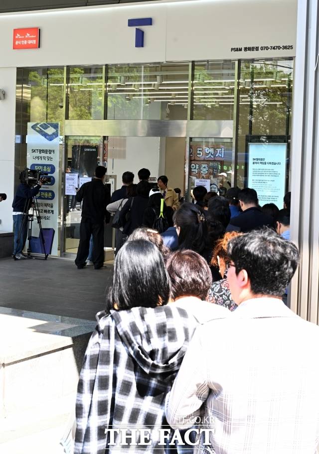 15일 SK텔레콤은 이날 0시 기준 누적 유심 교체 고객이 802만명이라고 밝혔다. 잔여 예약 고객은 183만명이다. /임영무 기자