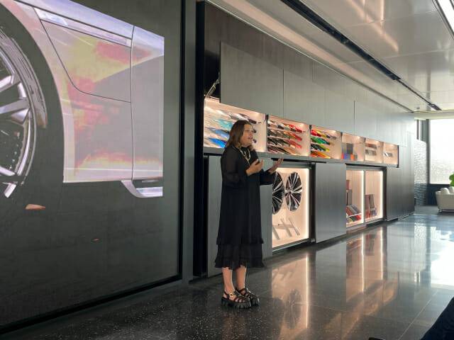 캐딜락 셀레스틱 제작 방식을 설명하는 알리사 이스라엘스 캐딜락 컨시어지