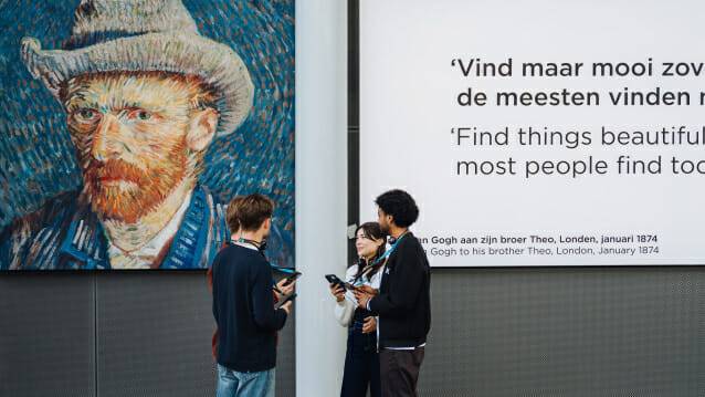 반고흐 미술관의 오디오 가이드 기기로 사용되는 갤럭시 S25+를 사용중인 이미지.(사진=삼성전자)