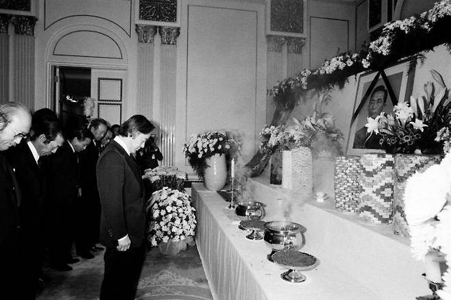 1979년 10월28일 당시 신민당 총재였던 김영삼 전 대통령이 10·26사태로 숨진 박정희 대통령 빈소에서 조문하고 있다. 사진=e영상역사관