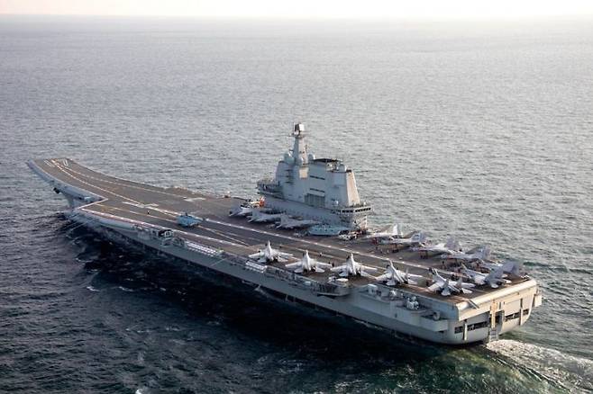 중국의 두번째 항공모함인 산둥함의 모습. 지난 8일 일본정부는 도쿄에서 1200km 떨어진 오가사와라제도 동쪽 주변에서 훈련 중인 산둥함을 목격했다고 발표했다. 연합뉴스