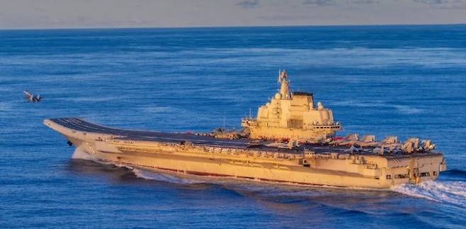 전투기 이륙훈련을 하는 중국 항공모함인 랴오닝함의 모습. 일본정부는 지난 8일 랴오닝함과 산둥함이 일본 오가사와라제도 일대에서 훈련 중인 모습이 목겼됐다고 밝혔다. 중국 인민해방군 해군 홈페이지