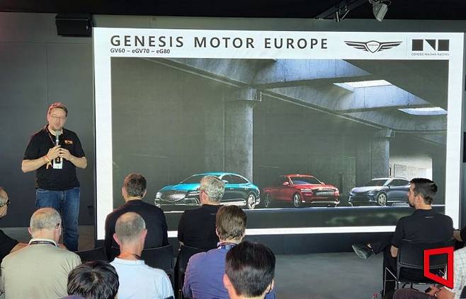 13일(현지시간) 프랑스 르망에서 열린 '르망 24시'행사장 내 제네시스 부스에서 자비에르 마르티넷 현대차 유럽권역본부장 겸 제네시스 유럽법인장이 발표하고 있다. 현대차